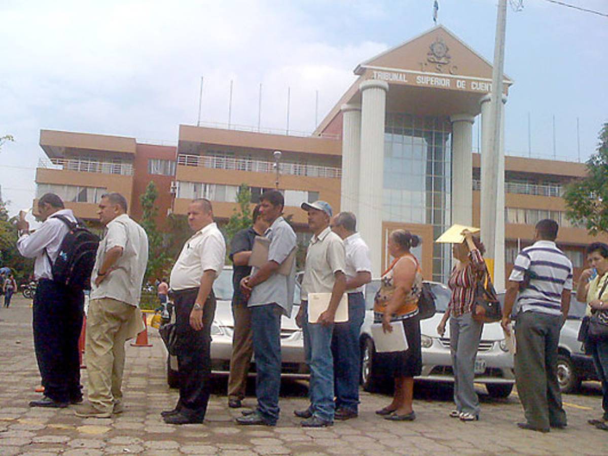 A última hora burócratas presentan su declaración jurada de bienes