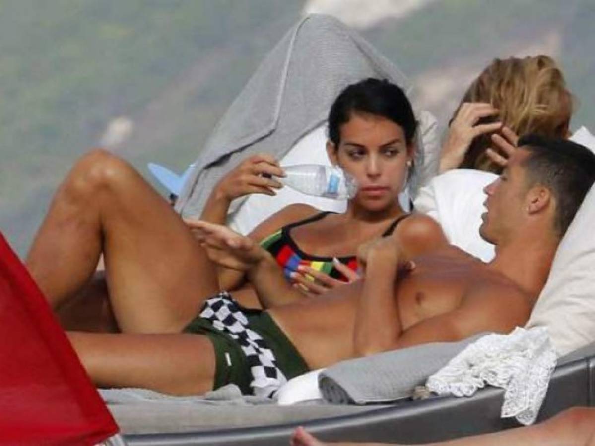 Georgina Rodríguez junto a Cristiano Ronaldo durante sus vacaciones en Ibiza. (Foto: Infobae)