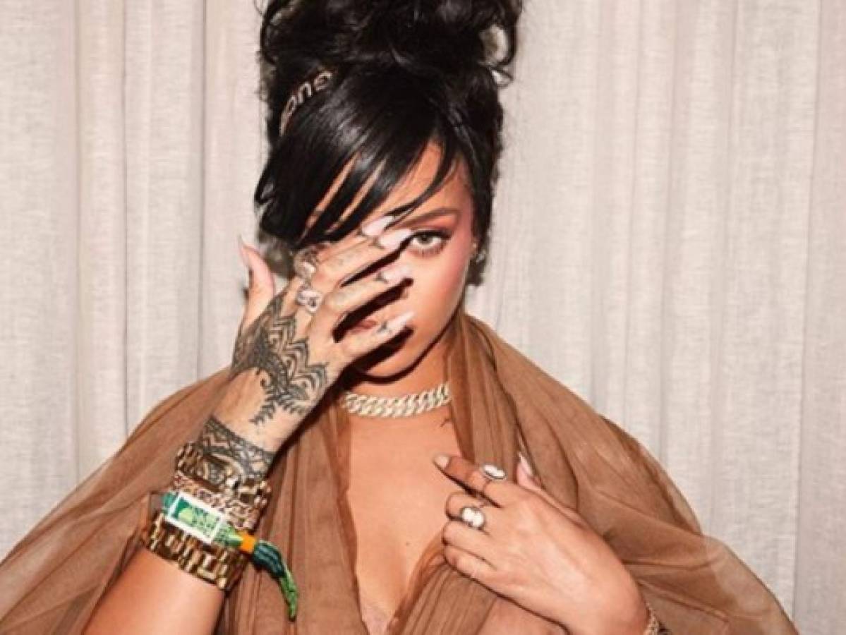 Cantante Rihanna causó furor con su look en Coachella 2018
