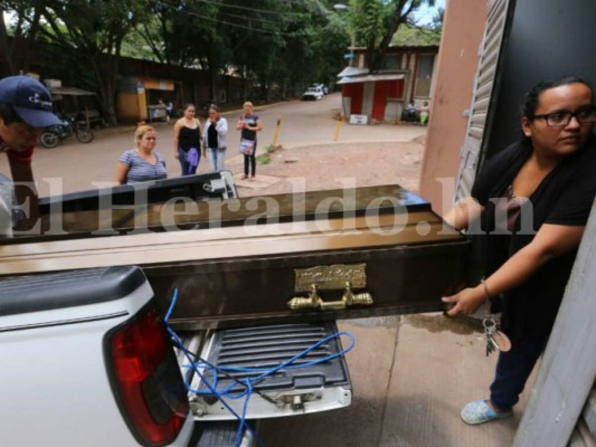 Momento en que le entregan el féretro con el cuerpo de José Arias a sus familiares.