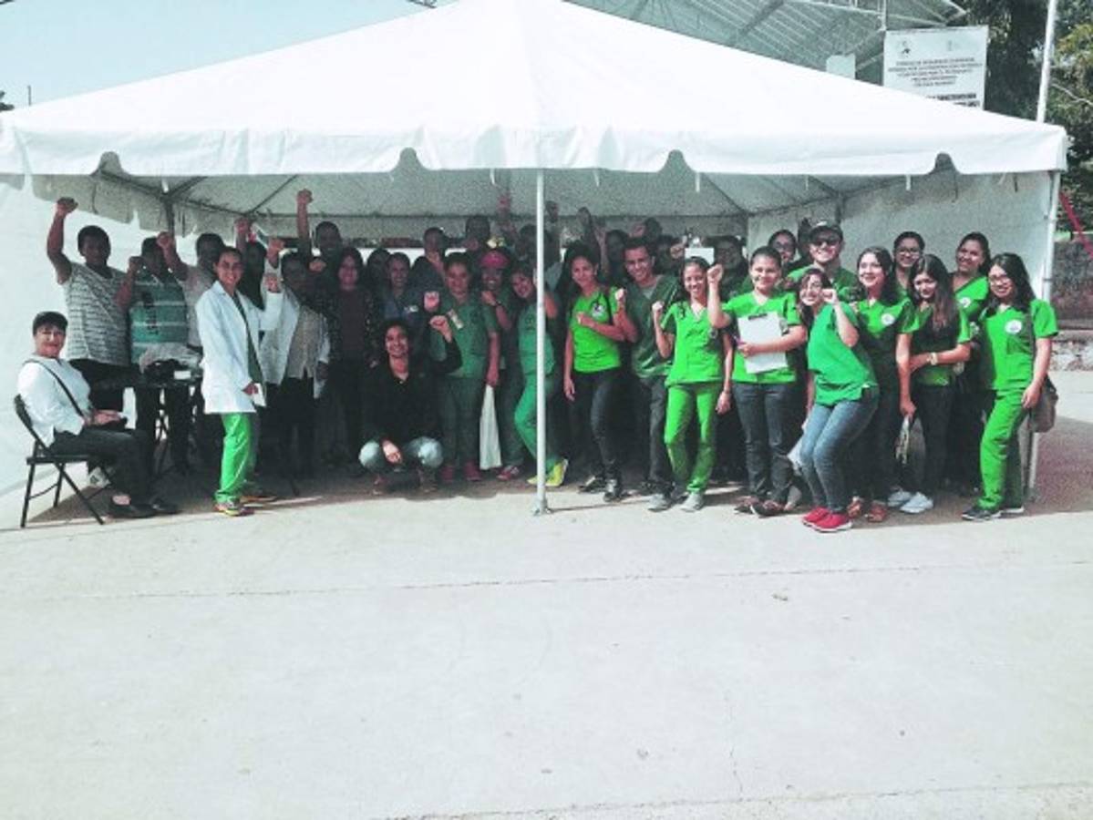 Estudiantes de distintas universidades se unen para ofrecer atención.