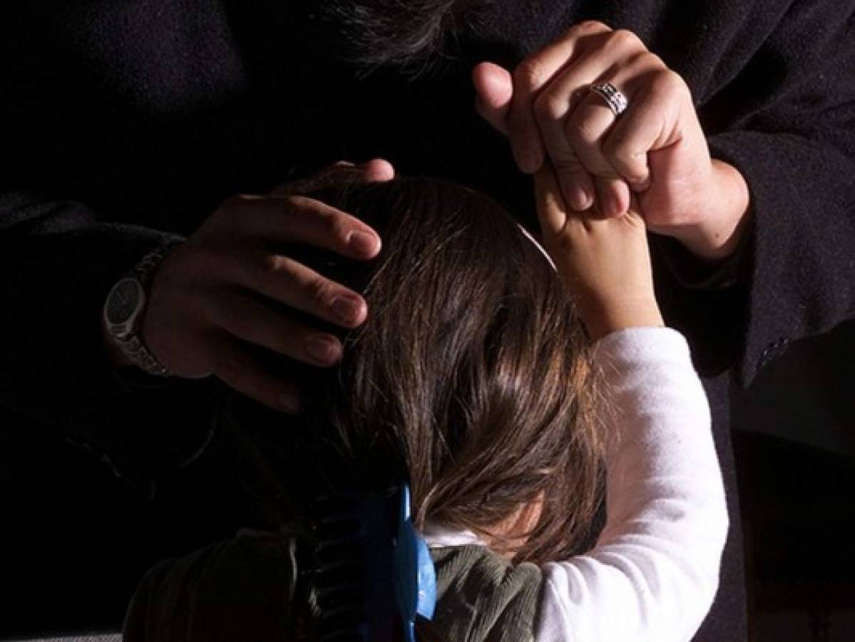 Falso sacerdote drogaba a niñas con 'agua bendita' para violarlas