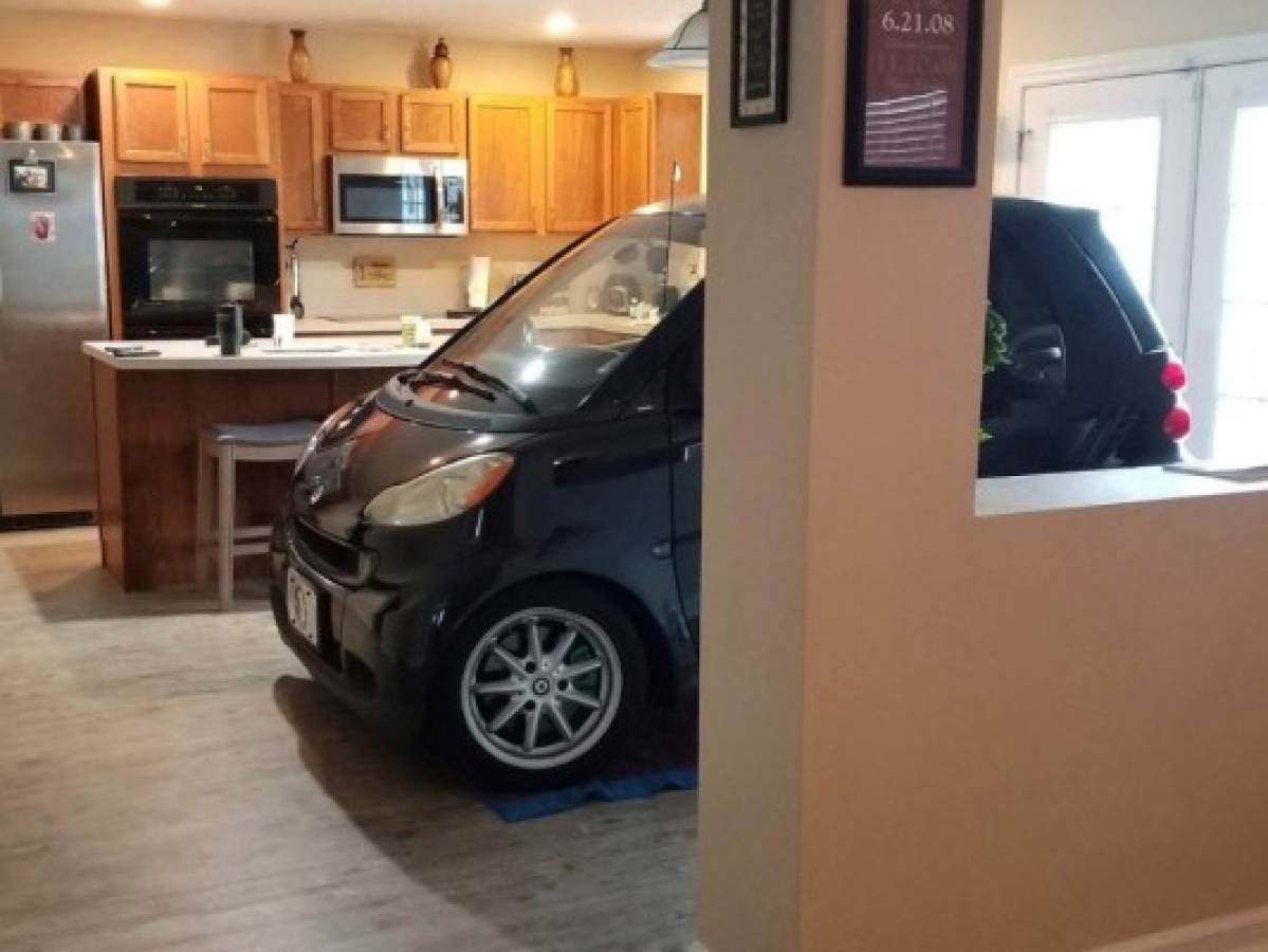 Hombre estaciona su coche en la cocina por el huracán Dorian