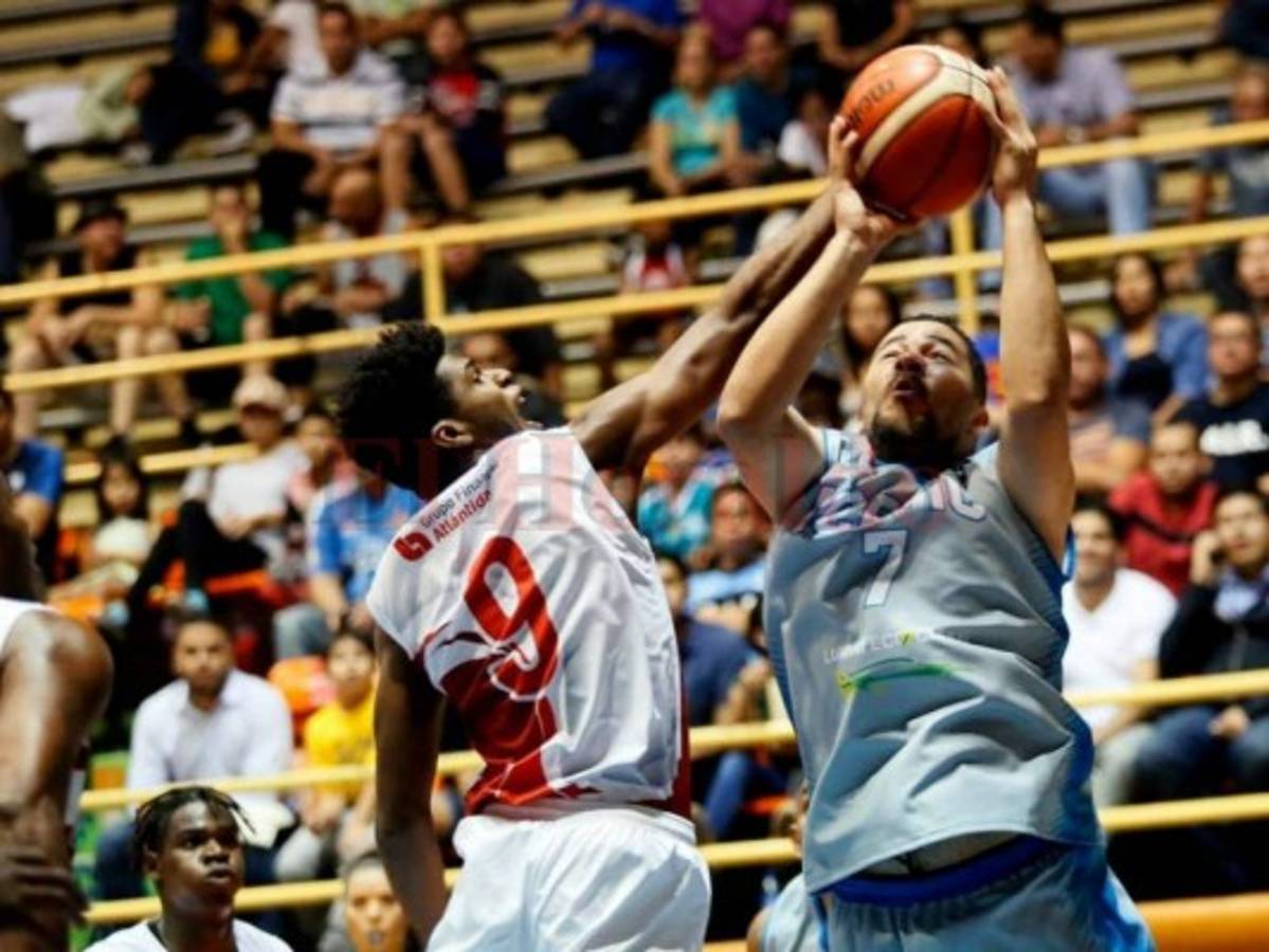 Williams de Atlántida salta por un balón junto a Amador de Icevic. Fotos: Marvin Salgado / El Heraldo.