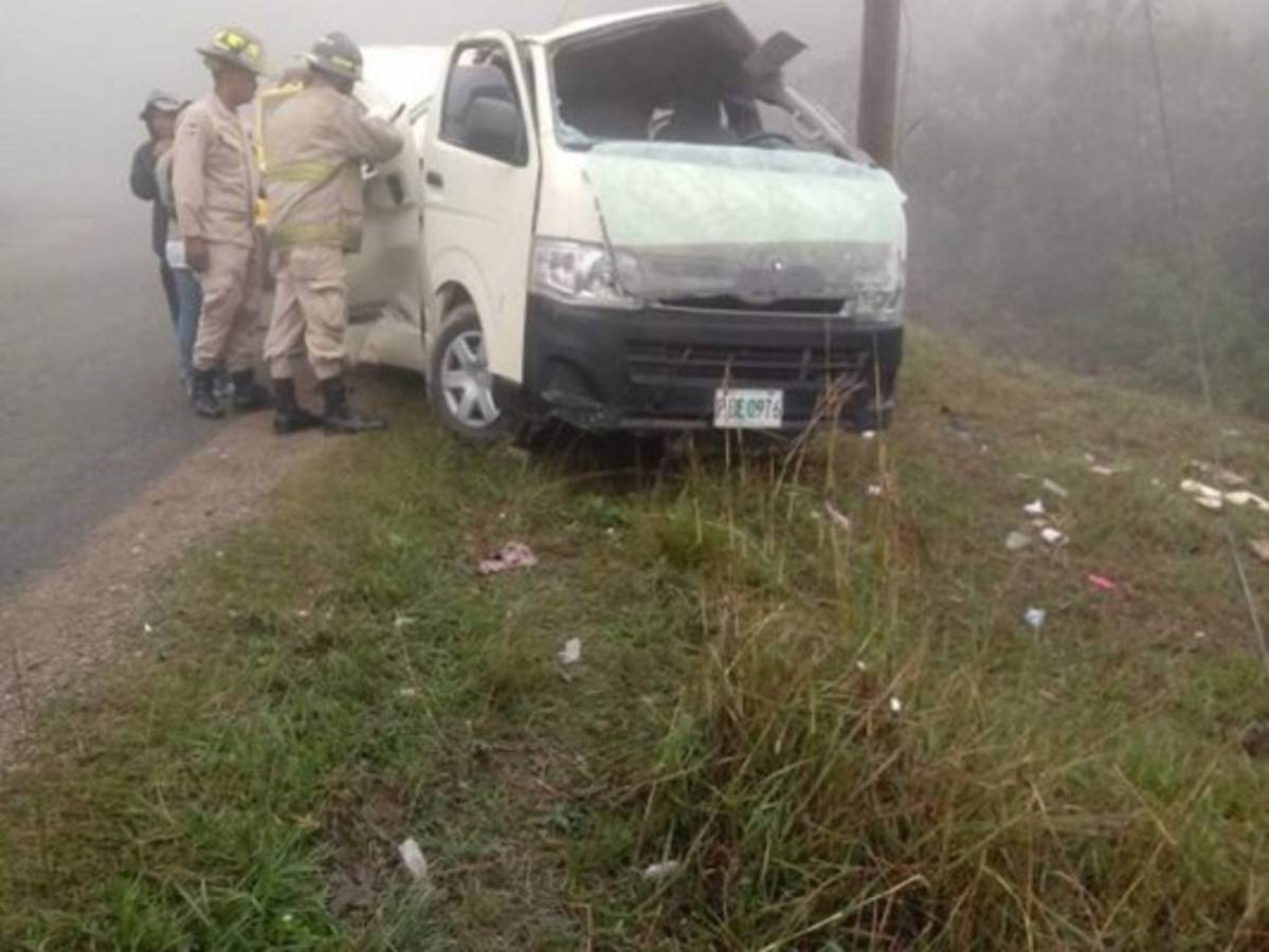 La Paz: 18 menores y tres adultos heridos en choque de bus contra un poste