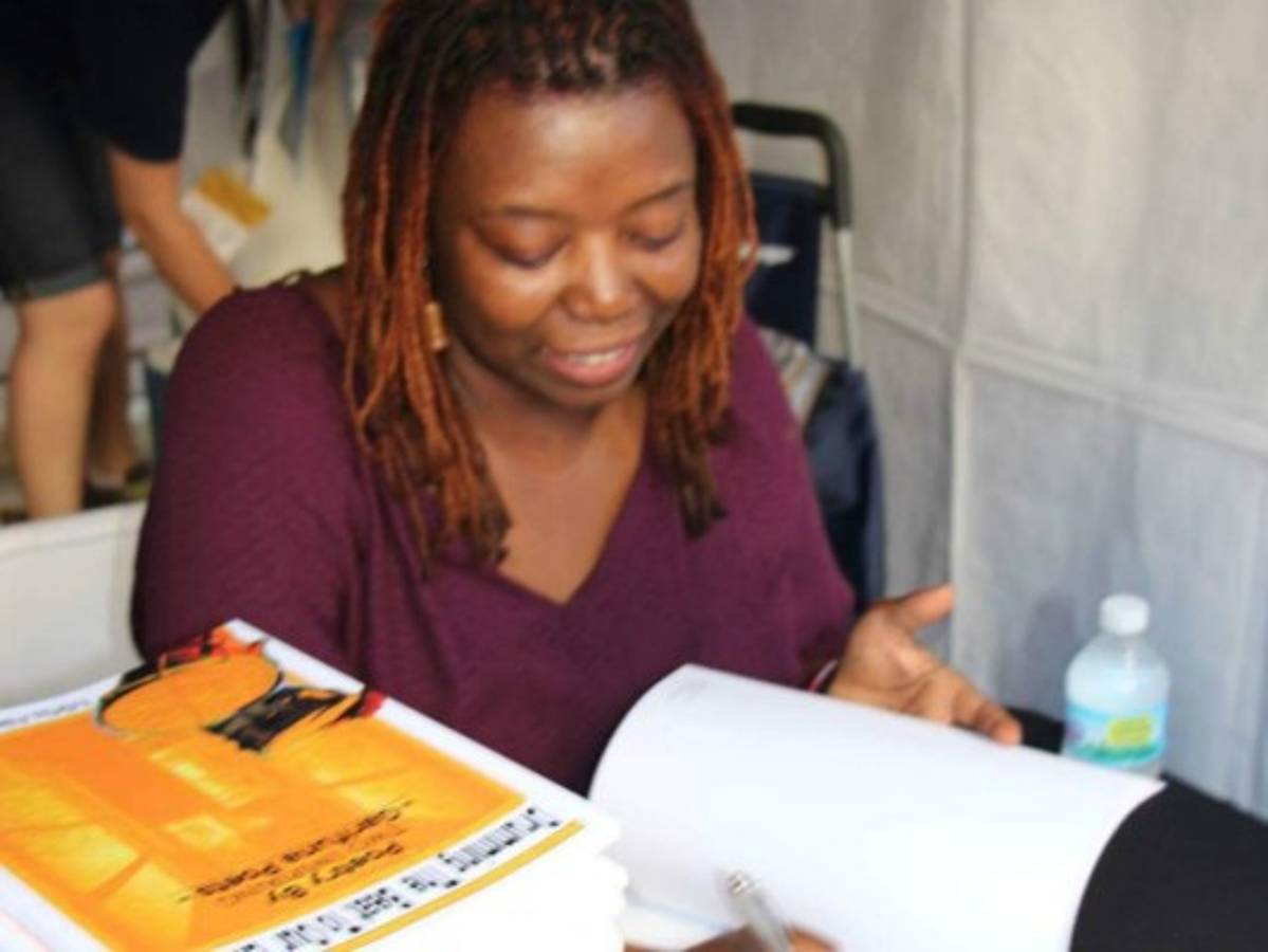 Escritora hondureña presentó su primer libro 'Tamboreando el Sonido de Nuestras Emociones' en Miami