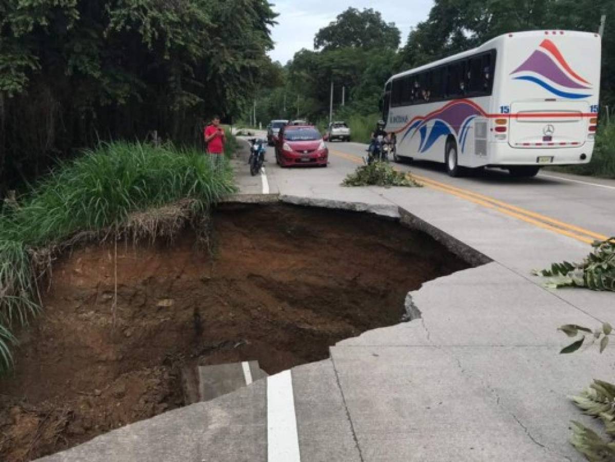 Peligro por cráter en plena carretera hacia Olancho