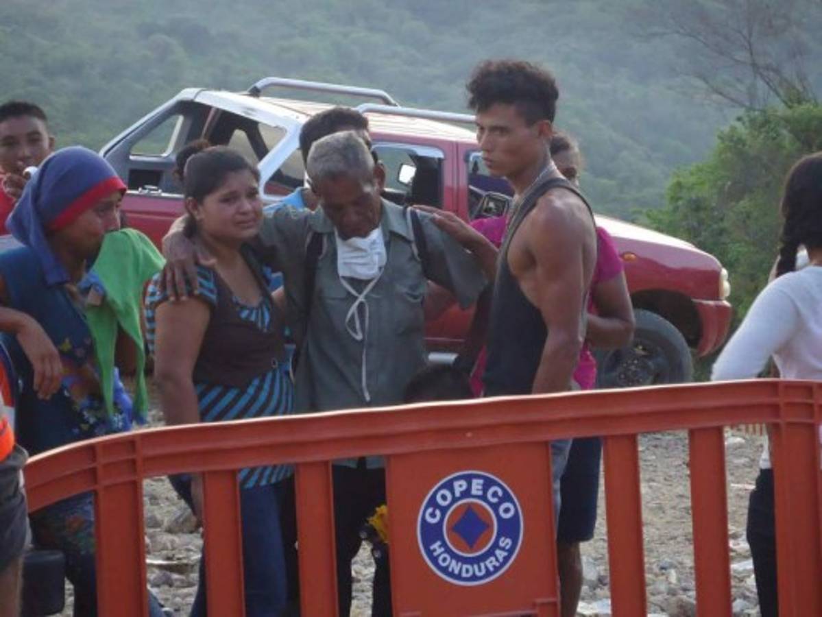 Rostros que reflejan aflicción y dolor son evidentes en los familiares de las víctimas que se encuentran a cercanías de la mina Cuculmeca, foto: El Heraldo.