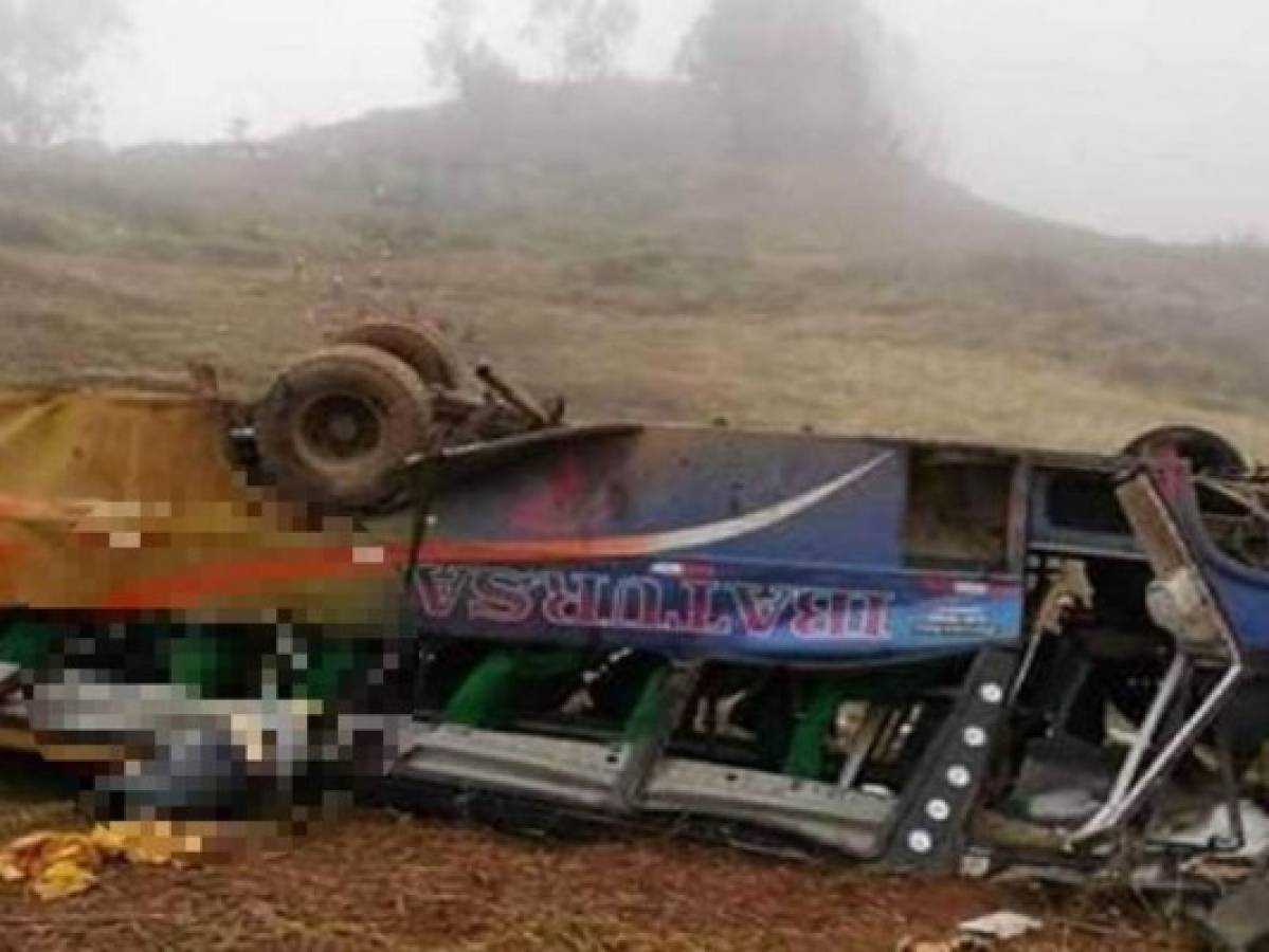 13 muertos y 15 heridos deja accidente de bus en un abismo en Perú
