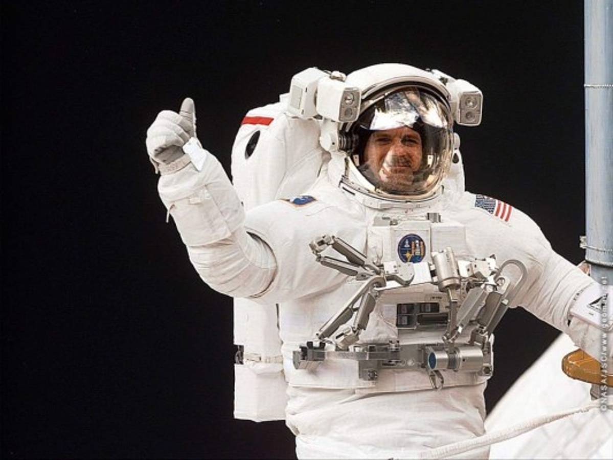 ¿Qué pasa si a un astronauta se le rompe el casco en el espacio?