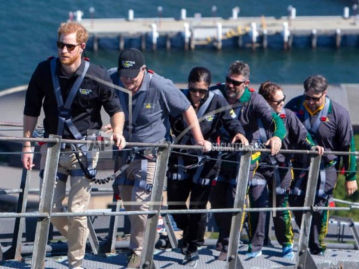 El príncipe Harry iza bandera de Juegos Invictus sobre Bahía de Sydney