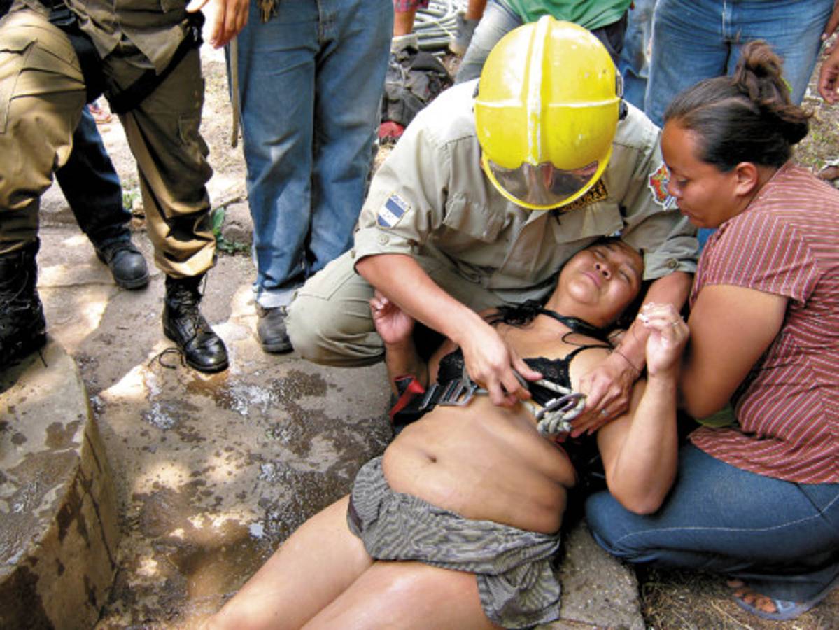 Dramático rescate de tres personas que quedaron atrapadas en un pozo