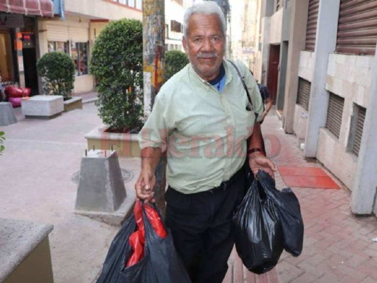 Siempre que lo vean en el parque central, verán en sus manos sus herramientas de trabajo. (Fotos: Joselo Trejo / EL HERALDO)