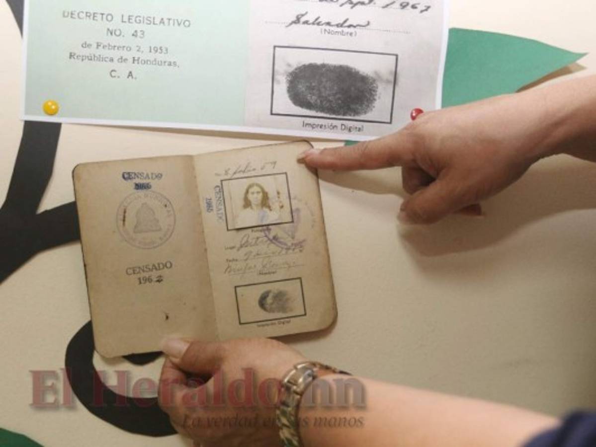 Las primeras páginas de la identidad tipo libreta registraban la fotografía, lugar y la fecha de nacimiento.