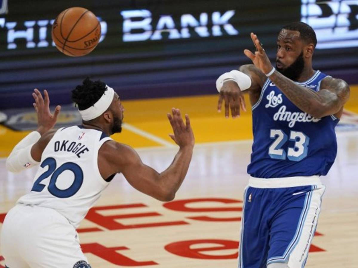 LeBron firma 99no triple-doble y Lakers arrollan a Wolves