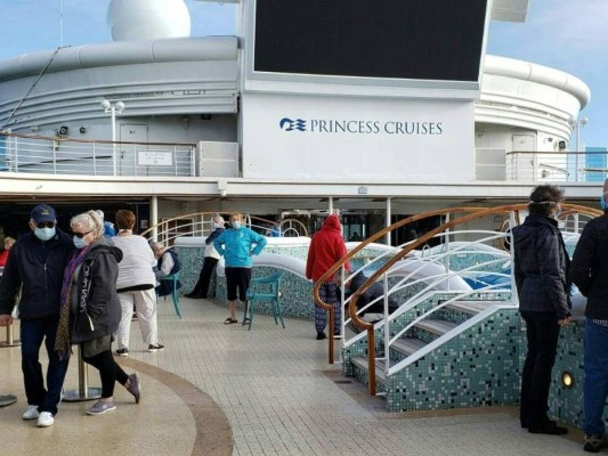 Crucero atraca en puerto de California tras días varado por coronavirus