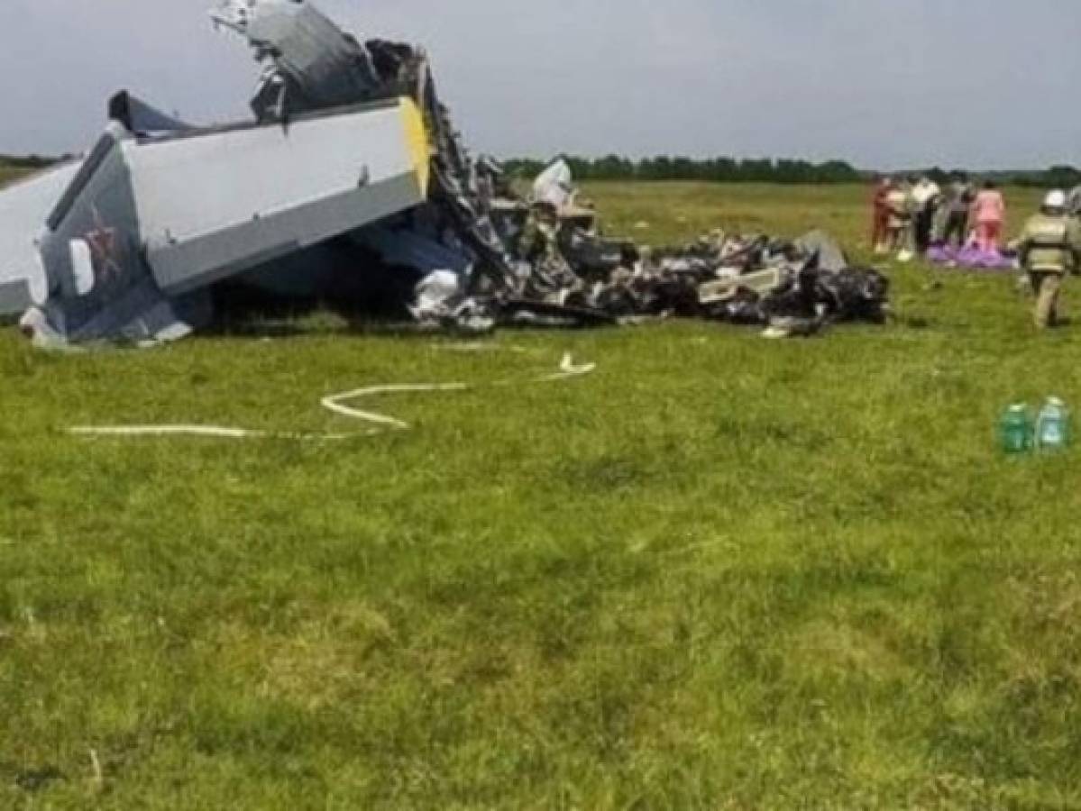 Cuatro personas mueren al estrellarse avión con paracaidistas en Siberia   