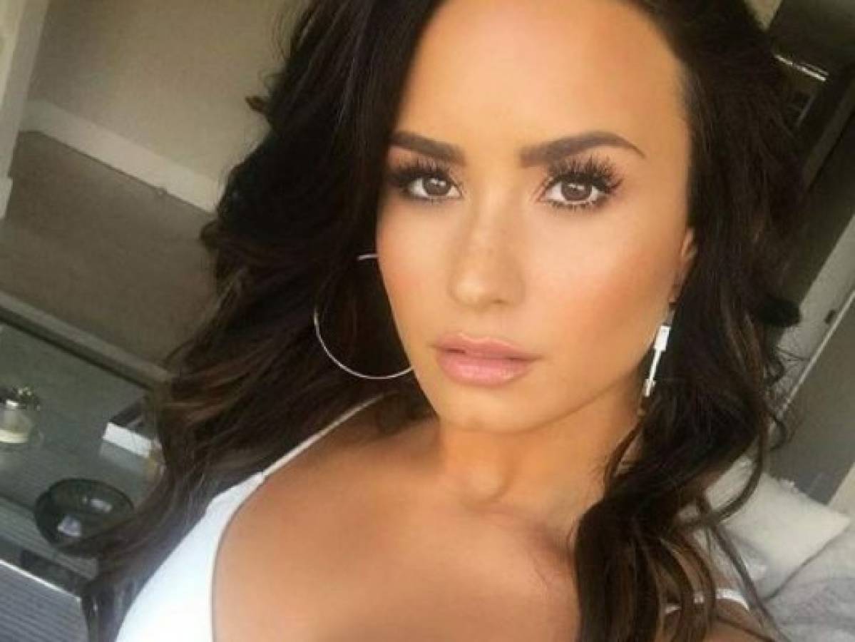 ¿Abusó del Photoshop? Critican la diminuta cintura de Demi Lovato