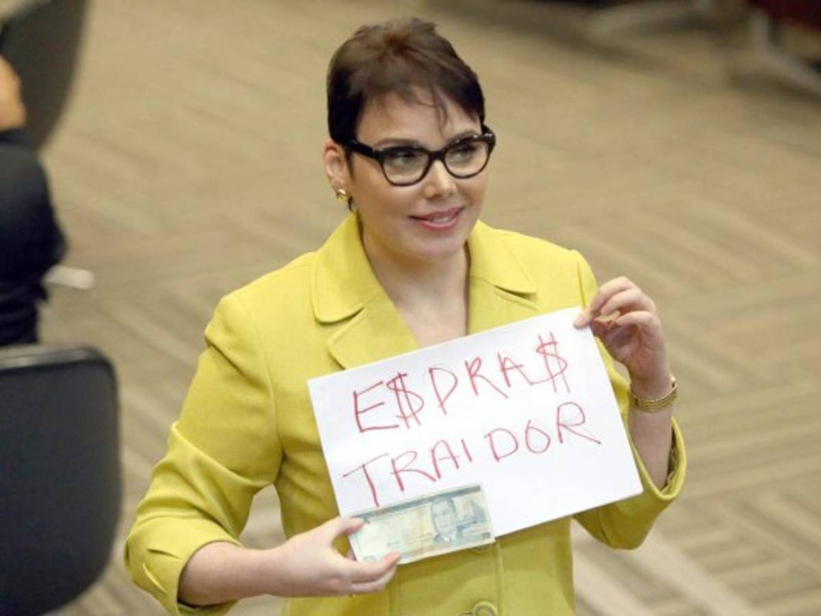 Beatriz Valle: Pregúntele a Esdras con quién trabaja, porque con Libre no