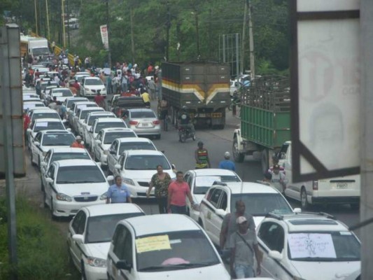Taxistas de la ciudad de La Ceiba se toman la carretera CA-13