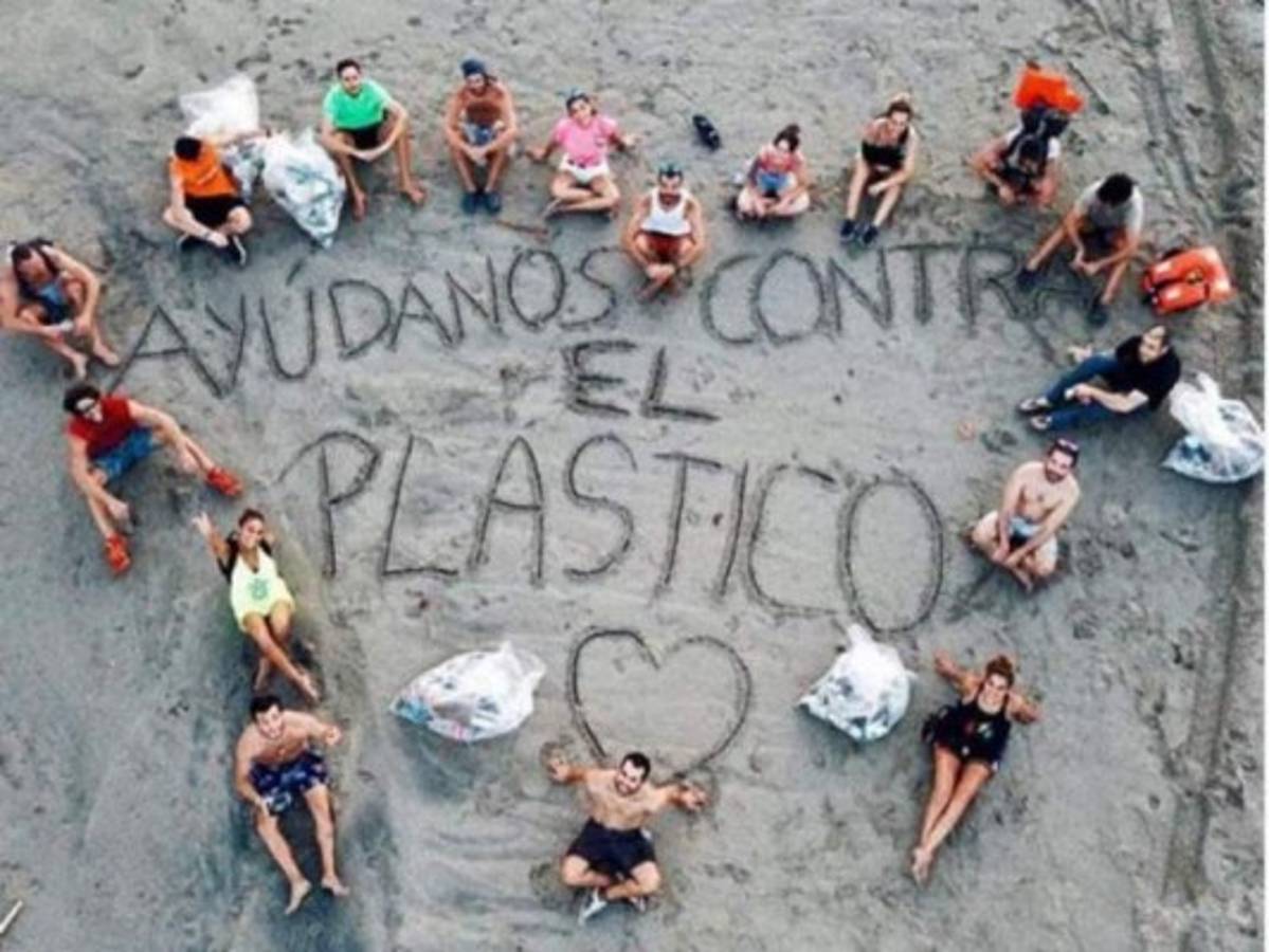 Lara Álvarez recoge plásticos en playa de Honduras