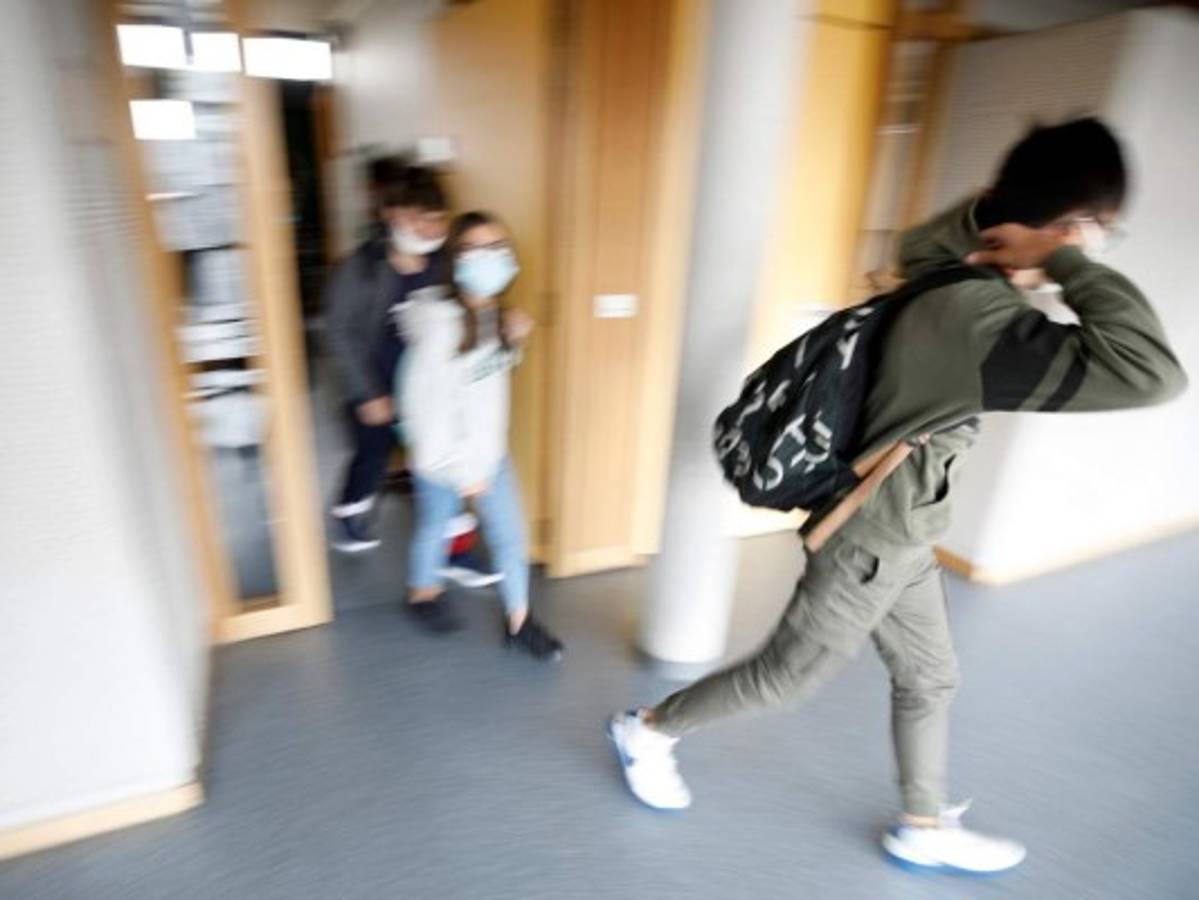 Por alto número de contagios covid-19, Francia cierra 22 escuelas