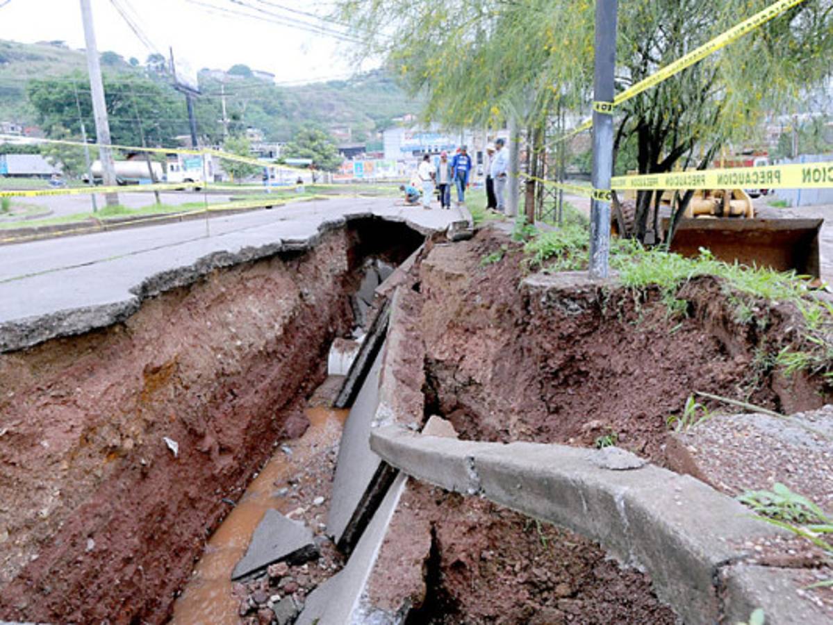 Cede ante lluvias calle de acceso a la residencial Venecia y UTH