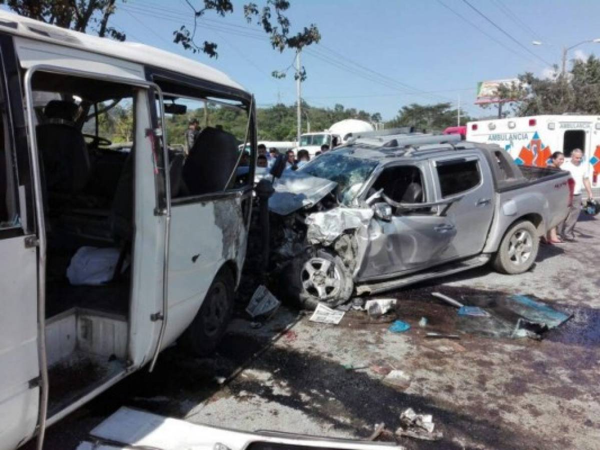 Unas 11 personas heridas en choque entre dos vehículos en Cortés