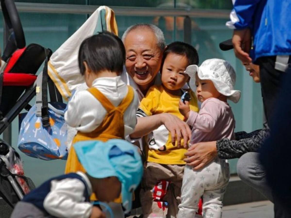 China relaja las normas de natalidad a 3 hijos por familia