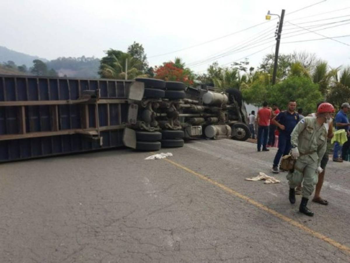 Accidente entre una rastra y microbús deja varios heridos en Santa Rosa de Copán