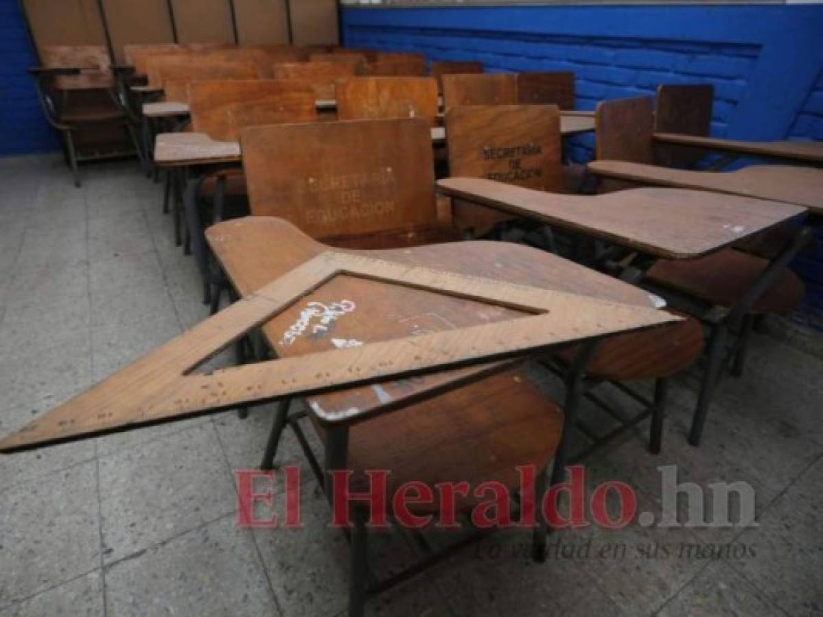 Una gruesa capa de polvo se posa en los abandonados pupitres de la mayoría de los centros educativos capitalinos. Foto: David Romero /Efraín salgado/El Heraldo