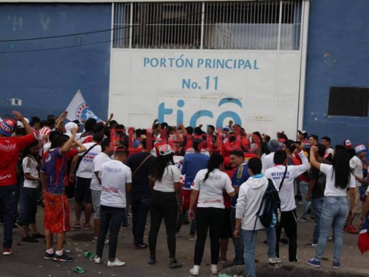 Miembros de la Ultra Fiel apoyaron a Olimpia en las afueras del estadio Nacional