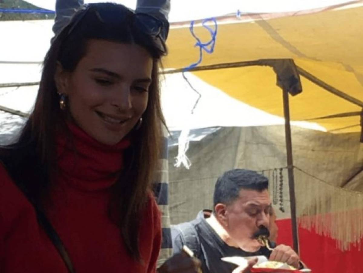 Emily Ratajkowski se viraliza tras comer quesadillas en un local callejero de México   