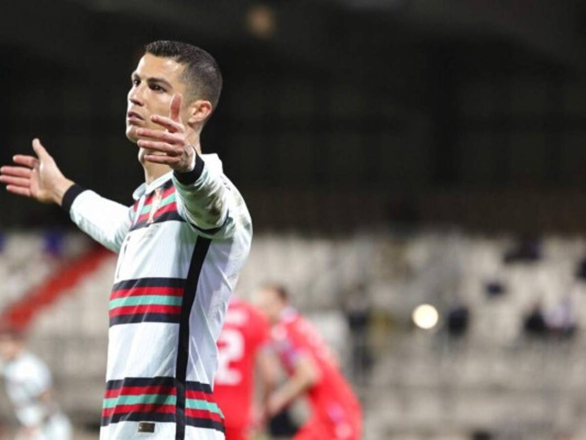 Subastan brazalete que Ronaldo tiró al césped para ayudar a bebé