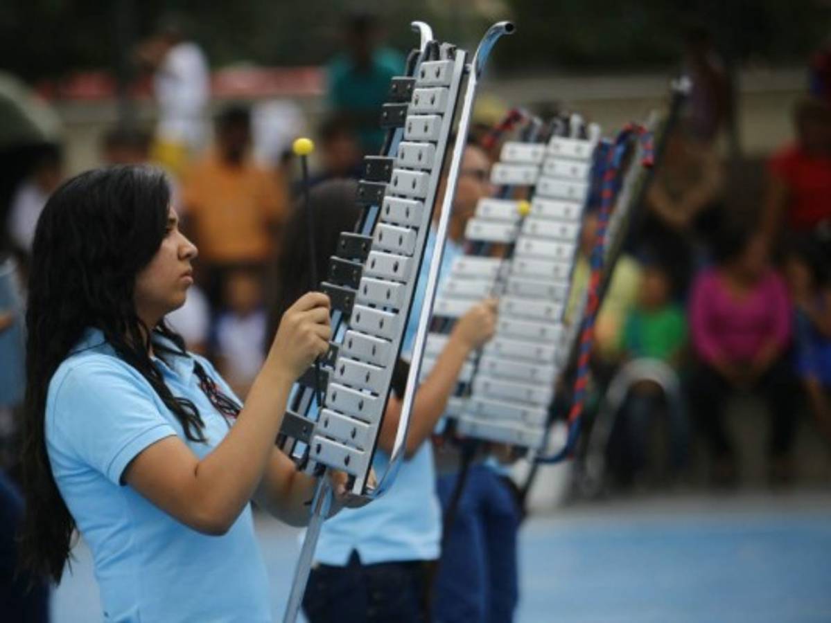 La competencia de las bandas cautiva con belleza y ritmo juvenil