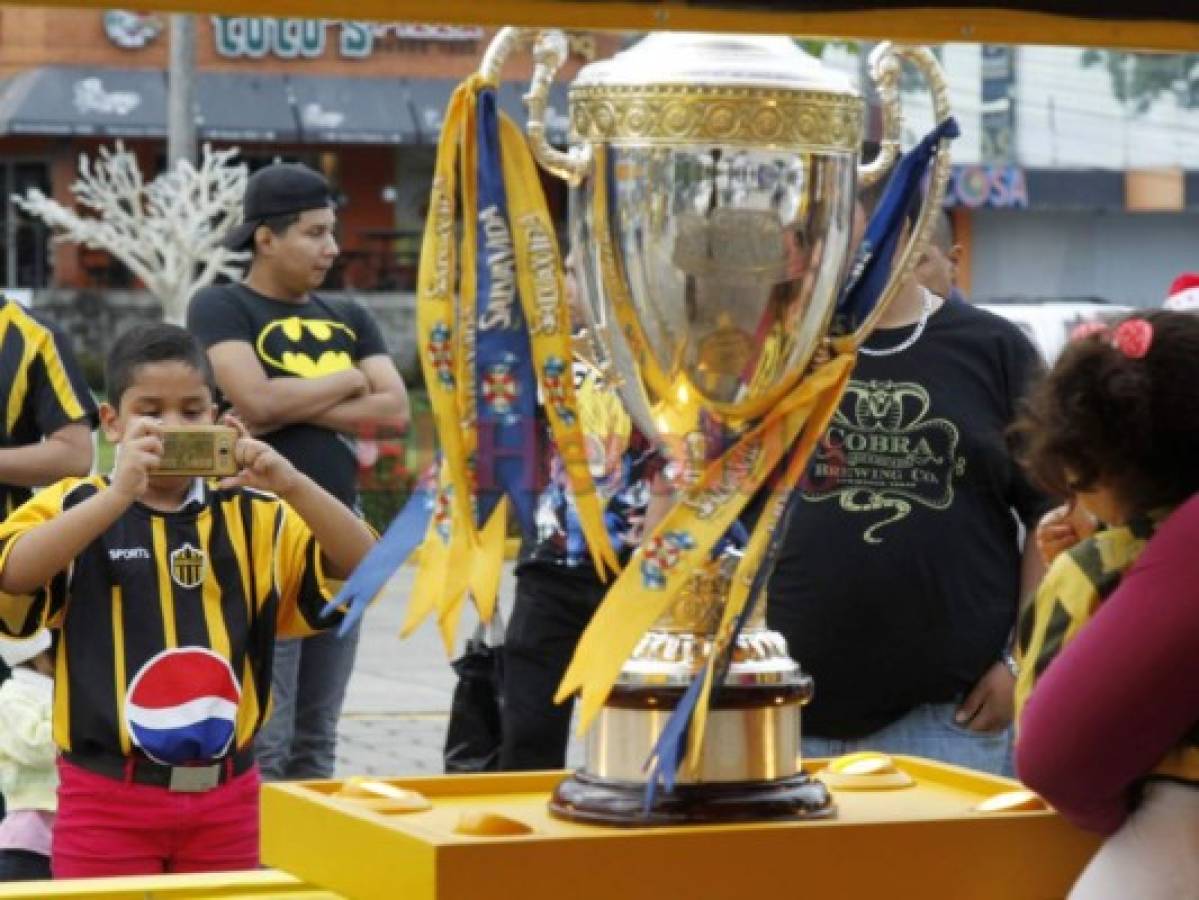 Real España presume la copa 12 en 'giras' 