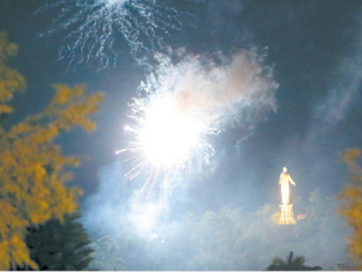 Olimpia finalizó 2012 con un espectacular show de luces que iluminó Tegucigalpa