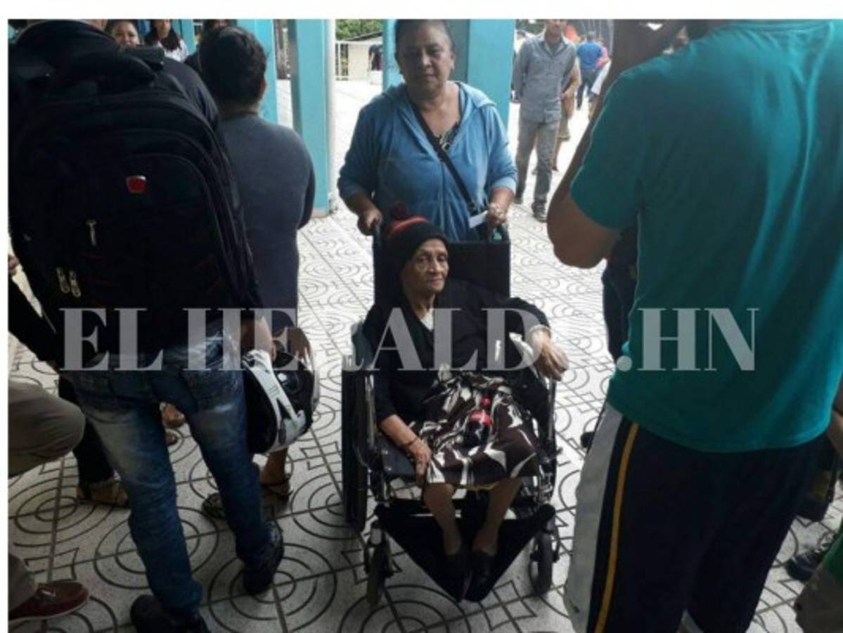 Doña María de la Cruz, la abuela que ejerce el sufragio por honor a Honduras