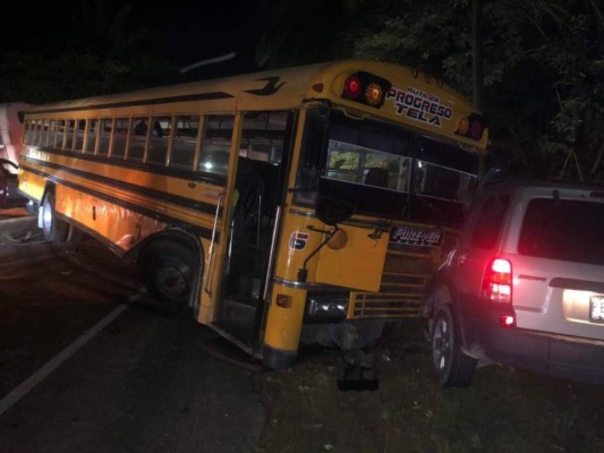 Dos muertos y un herido en fatal accidente entre bus y camioneta en El Progreso