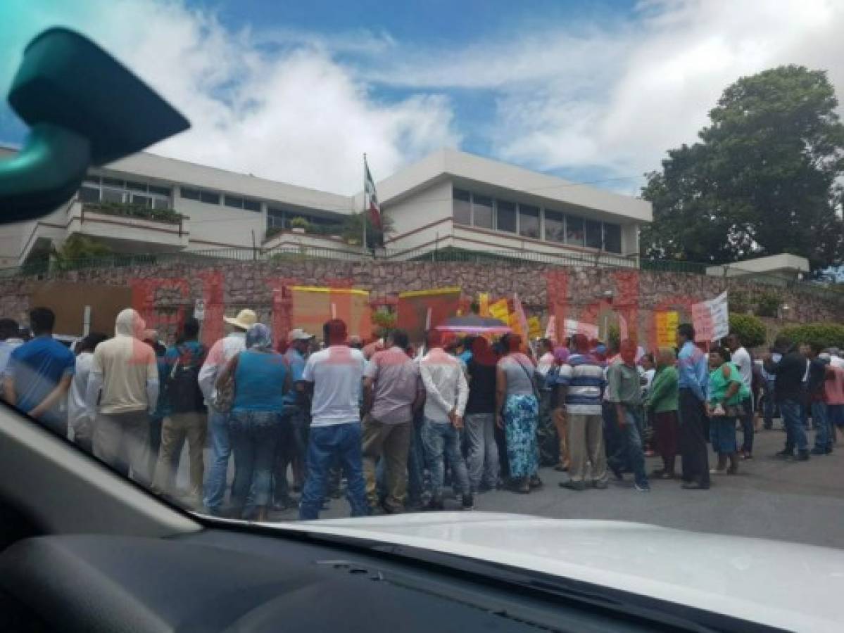 Camaroneros protestan frente a embajada de México