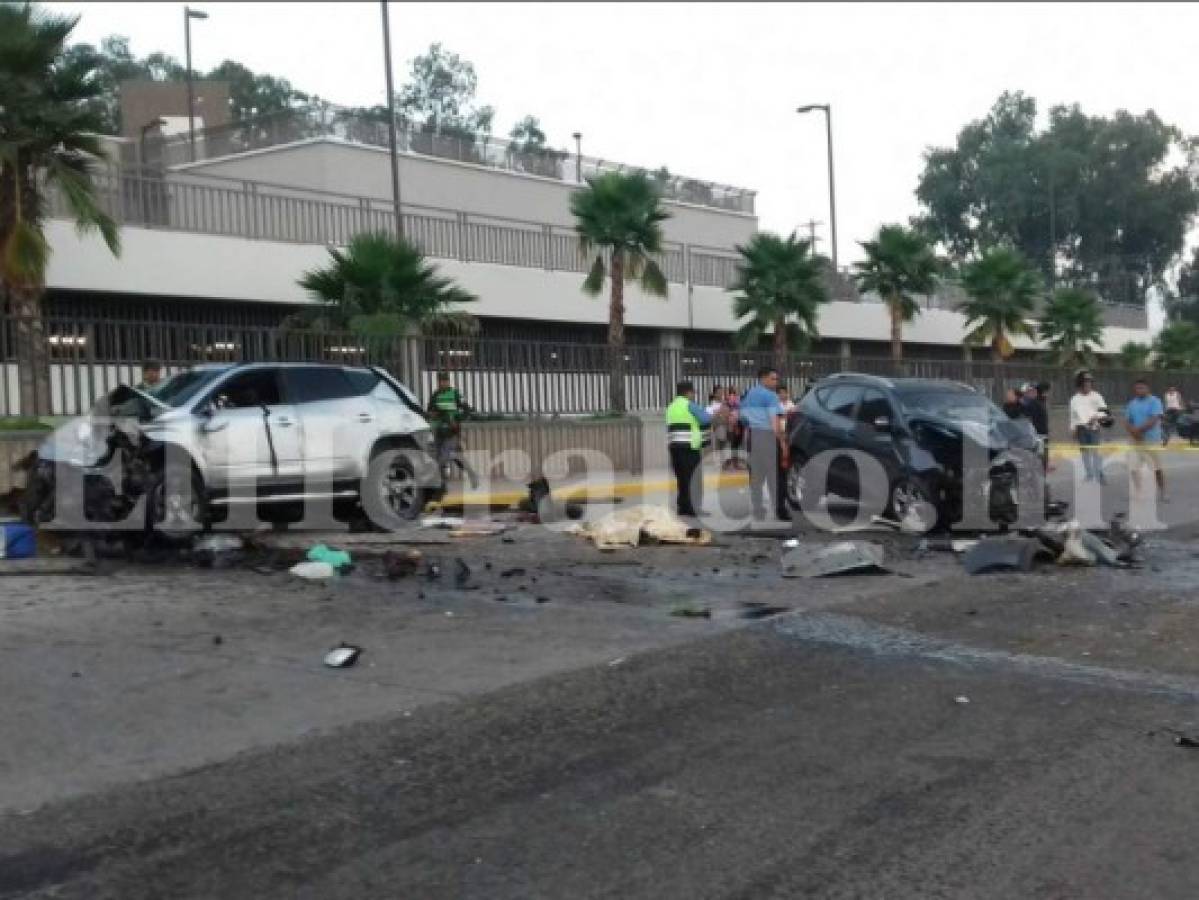 El accidente que dejó dos personas muertas se registró frente al nuevo edificio del Banco Central de Honduras (BCH). Fotos: Estalin Irias/ EL HERALDO