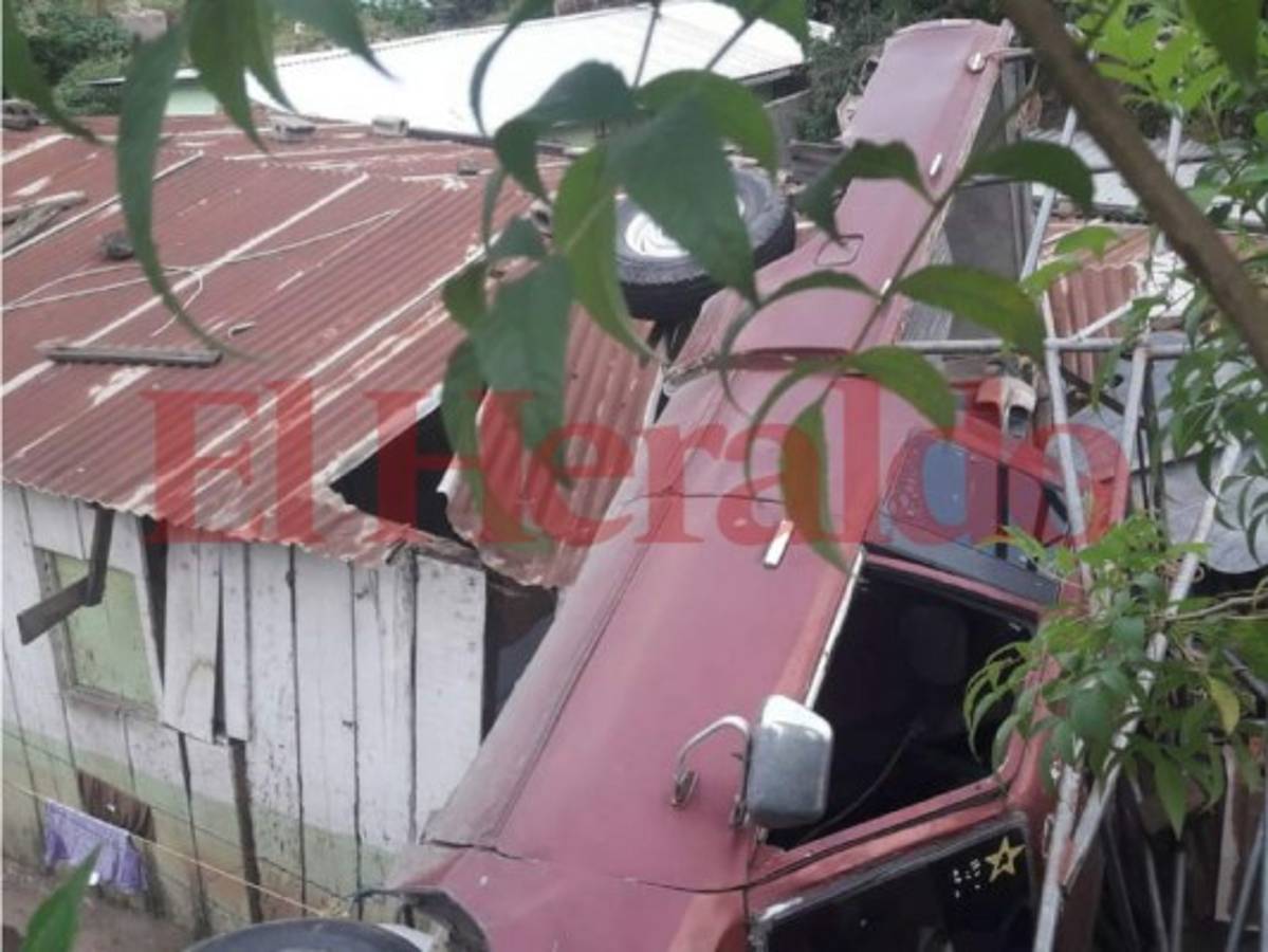 Vehículo cae sobre una vivienda y casi termina con la vida de un niño en la capital