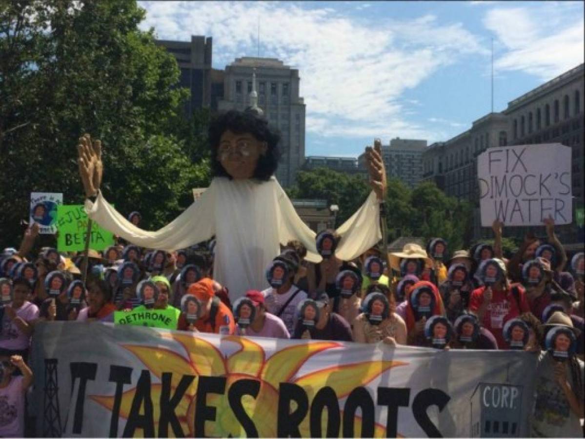 Hija de Berta Cáceres pide justicia en Convención Demócrata