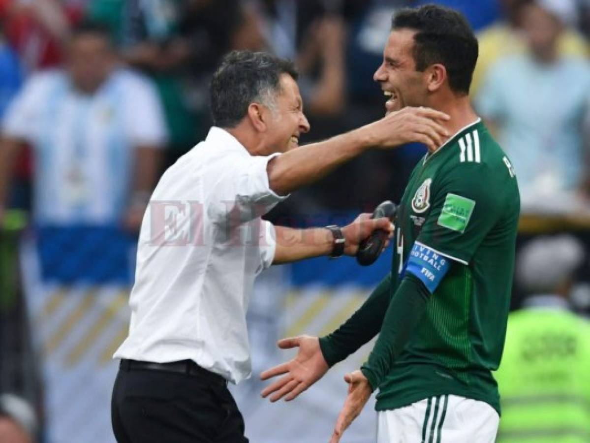 El mexicano Rafael Márquez se abraza con Juan Carlos Osorio, entrenador colombiano del Tri.