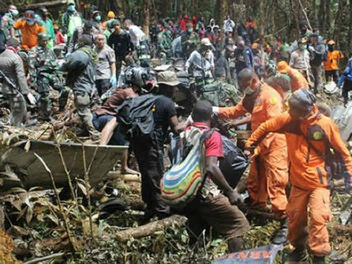 Todos los cuerpos del accidente aéreo de Indonesia evacuados