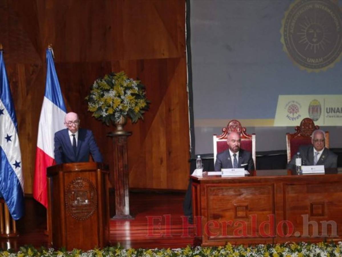 La entrega de la certificación fue este martes en la alma máter.