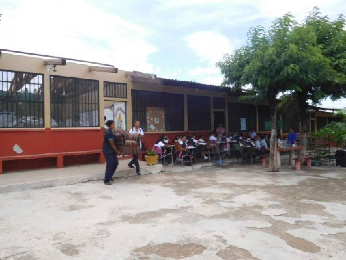 Fuertes vientos dejan a niños recibiendo clases a la intemperie