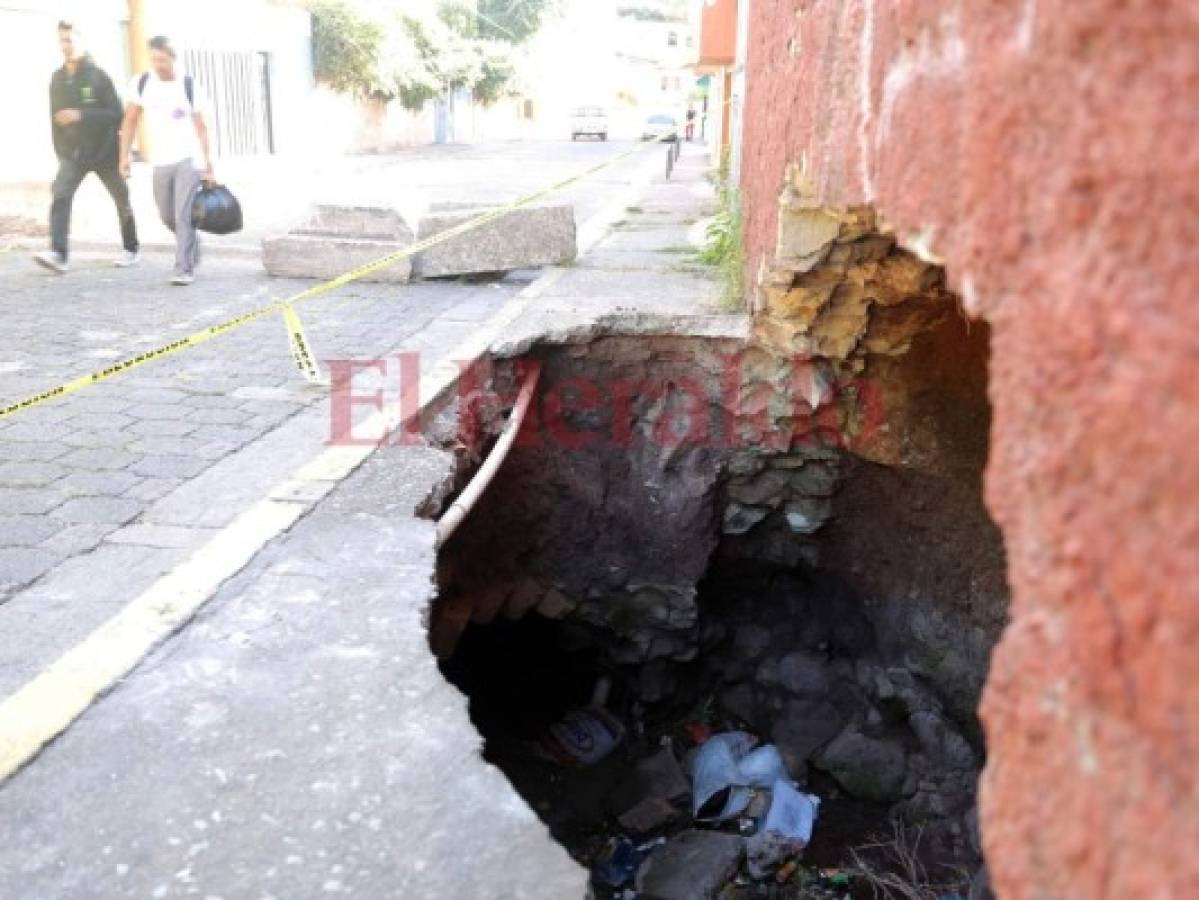 Un inminente peligro existe en la colonia La Reforma por enorme hoyo en Tegucigalpa  
