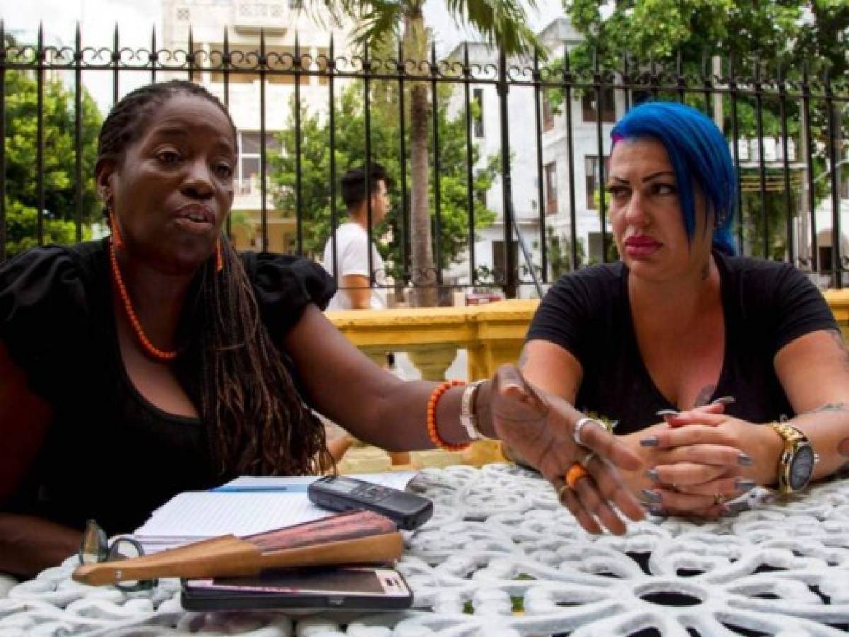 Dianelys Alfonso, a la izquierda, de pie junto a su abogada, Deyni Terry, para una foto durante una entrevista con The Associated Press en La Habana, Cuba. Foto: Agencia AP.