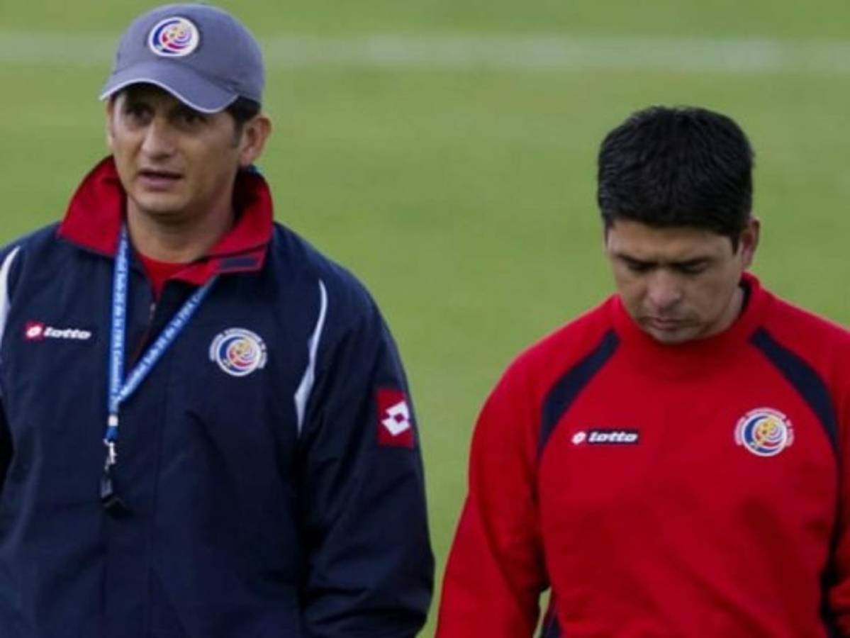 Costa Rica nombra a exdefensa Ronald González como técnico interino de selección